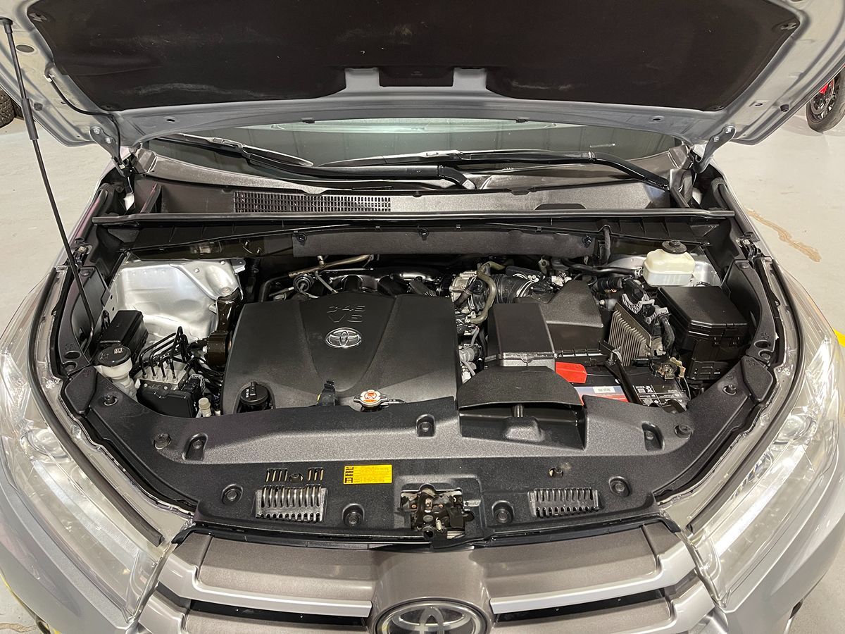 2019 Toyota Highlander XLE - V6 AWD - Celestial Silver Metallic - Multiple Service Records