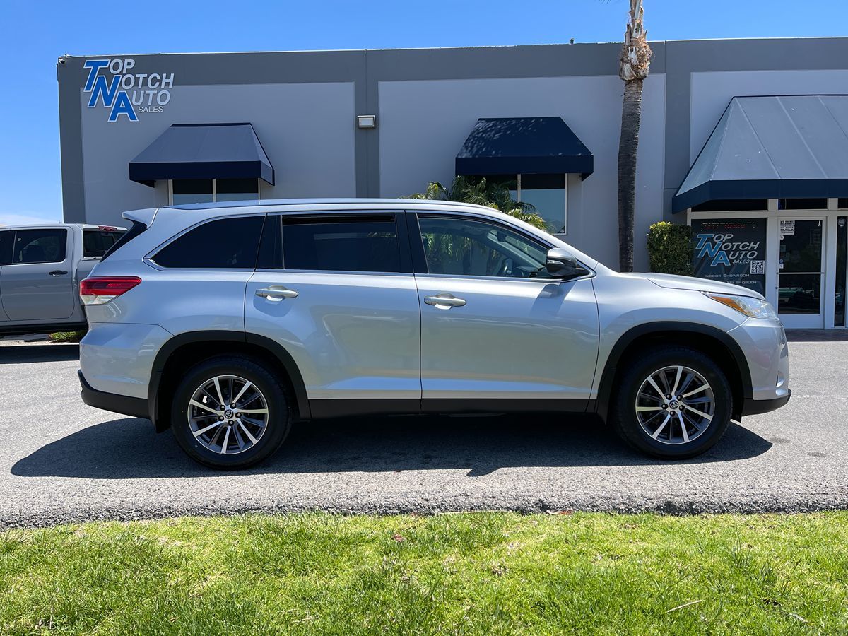 2019 Toyota Highlander XLE - V6 AWD - Celestial Silver Metallic - Multiple Service Records