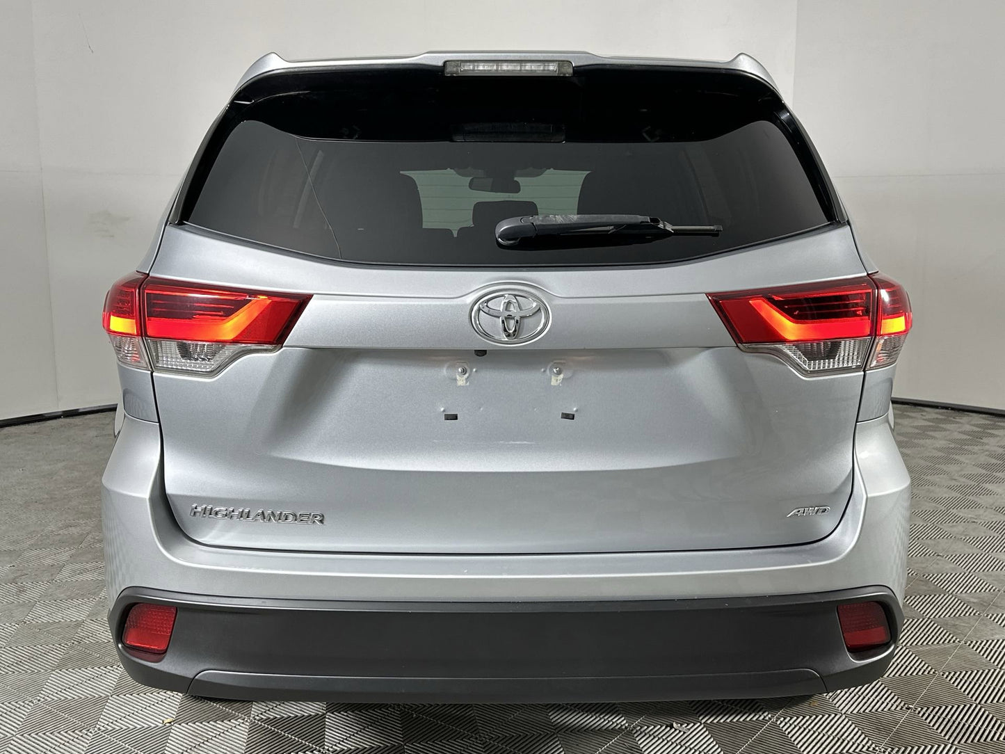 Used 2019 Toyota Highlander LE AWD SUV - Celestial Silver Metallic - 86,717 Miles