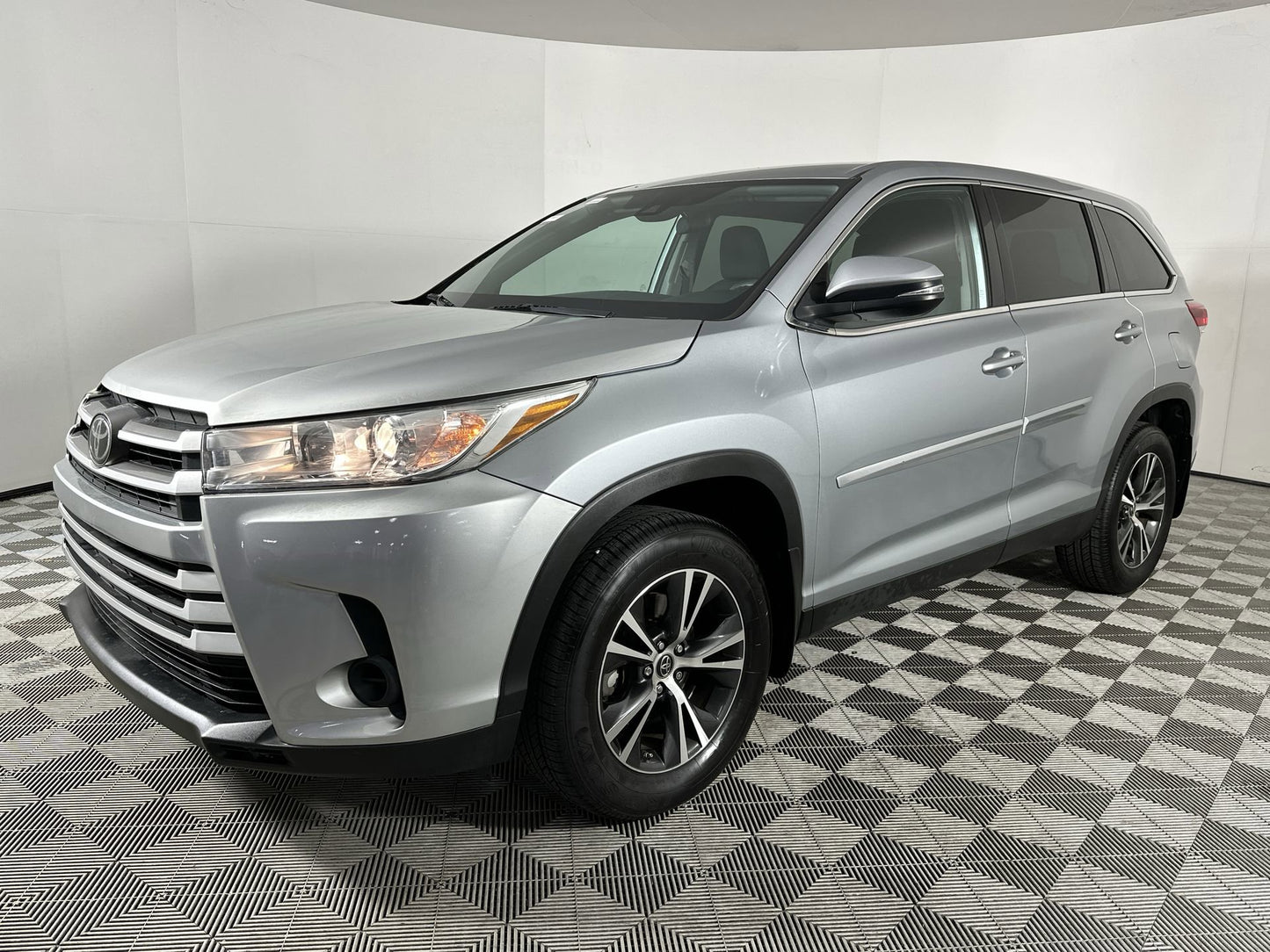 Used 2019 Toyota Highlander LE AWD SUV - Celestial Silver Metallic - 86,717 Miles