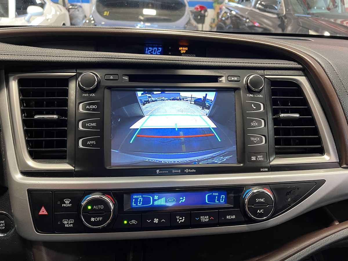 2019 Toyota Highlander XLE - V6 AWD - Celestial Silver Metallic - Multiple Service Records