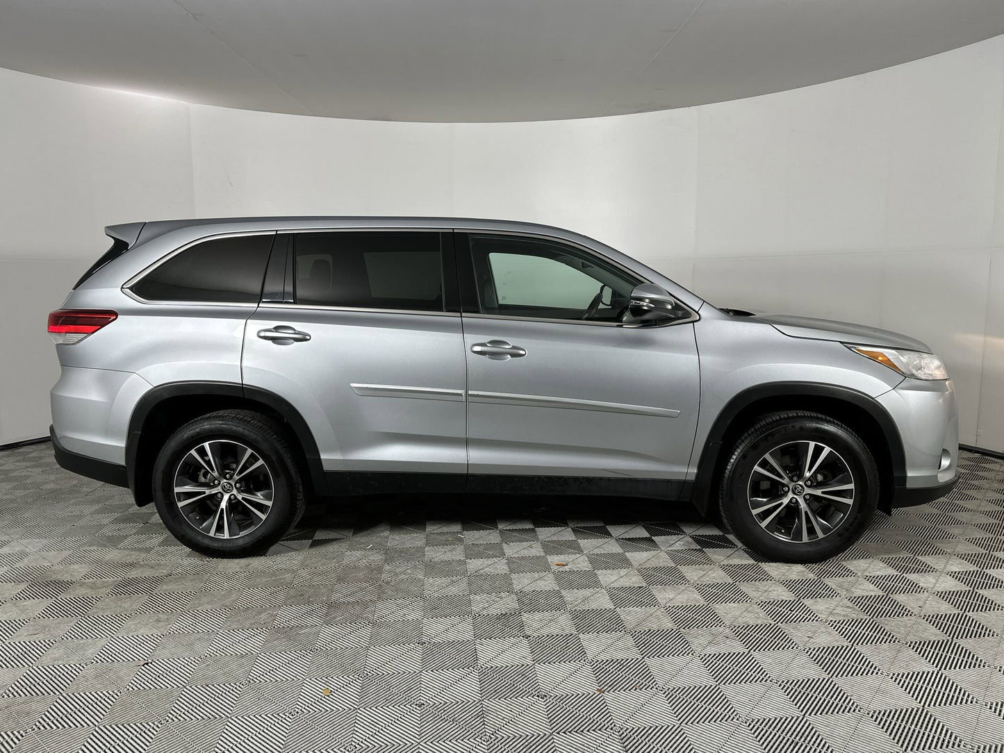 Used 2019 Toyota Highlander LE AWD SUV - Celestial Silver Metallic - 86,717 Miles