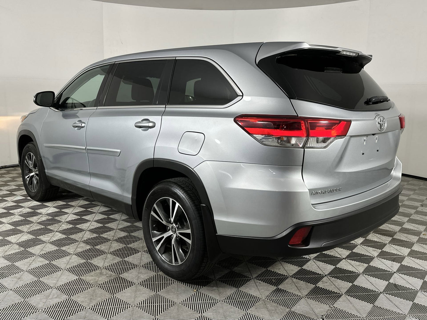 Used 2019 Toyota Highlander LE AWD SUV - Celestial Silver Metallic - 86,717 Miles