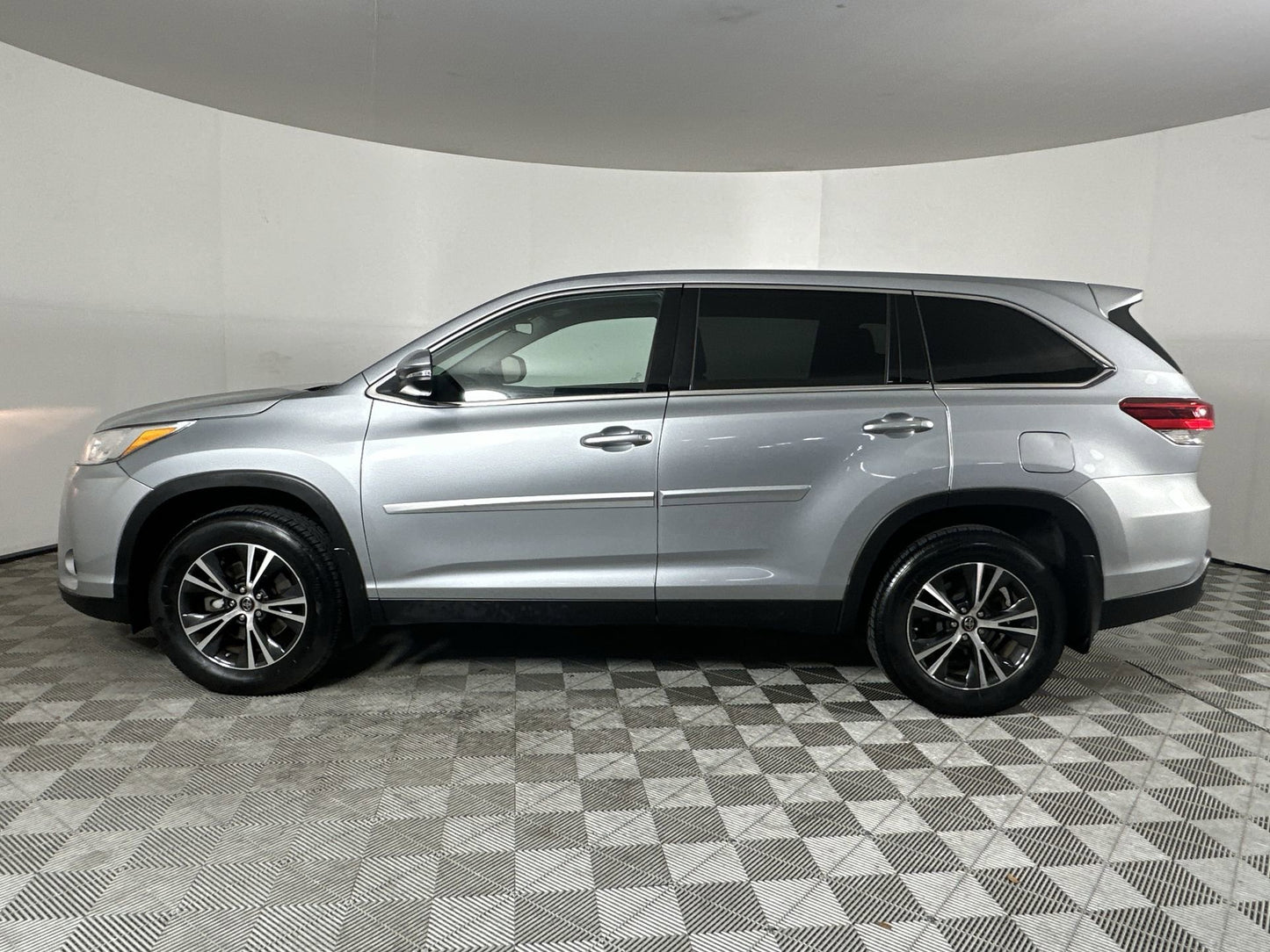 Used 2019 Toyota Highlander LE AWD SUV - Celestial Silver Metallic - 86,717 Miles