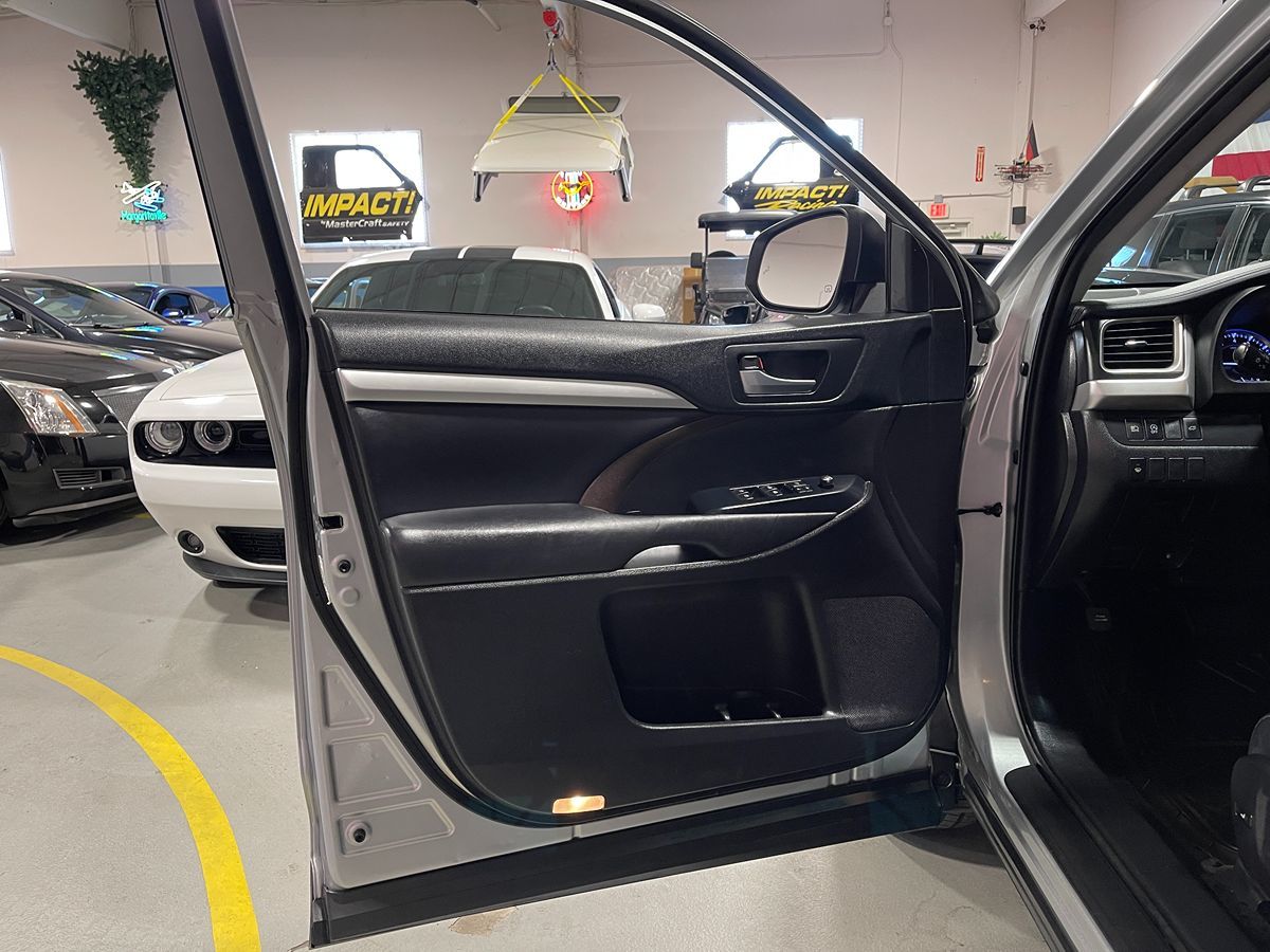 2019 Toyota Highlander XLE - V6 AWD - Celestial Silver Metallic - Multiple Service Records