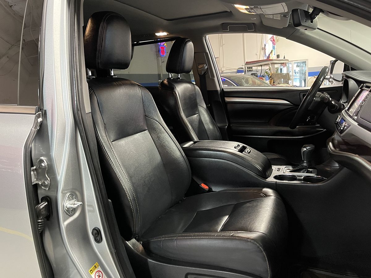 2019 Toyota Highlander XLE - V6 AWD - Celestial Silver Metallic - Multiple Service Records