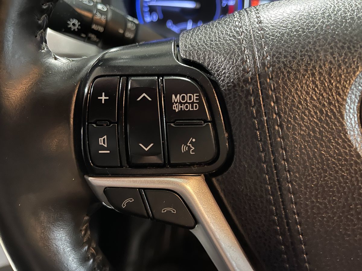 2019 Toyota Highlander XLE - V6 AWD - Celestial Silver Metallic - Multiple Service Records