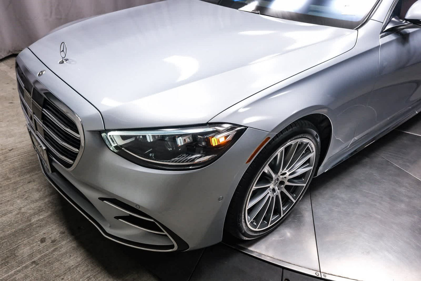 23,300 Miles - Certified Pre-Owned 2023 Mercedes-Benz S 580 Sedan AWD 4MATIC® - Cirrus Silver/Carmine Red