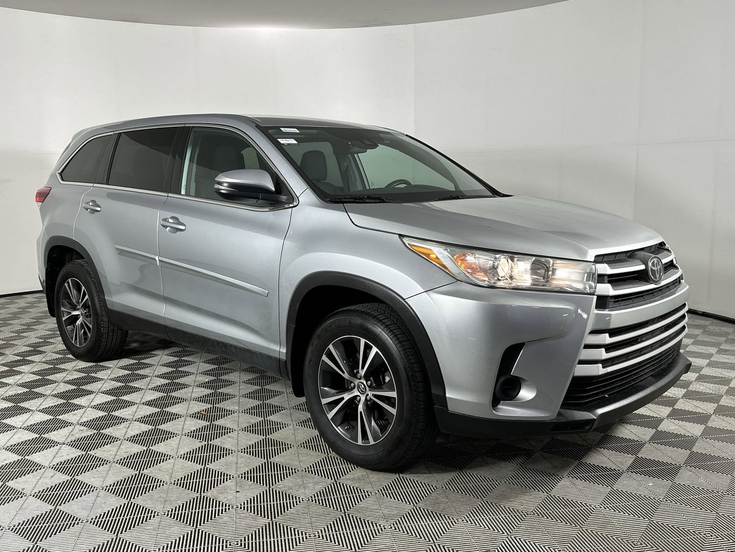 Used 2019 Toyota Highlander LE AWD SUV - Celestial Silver Metallic - 86,717 Miles