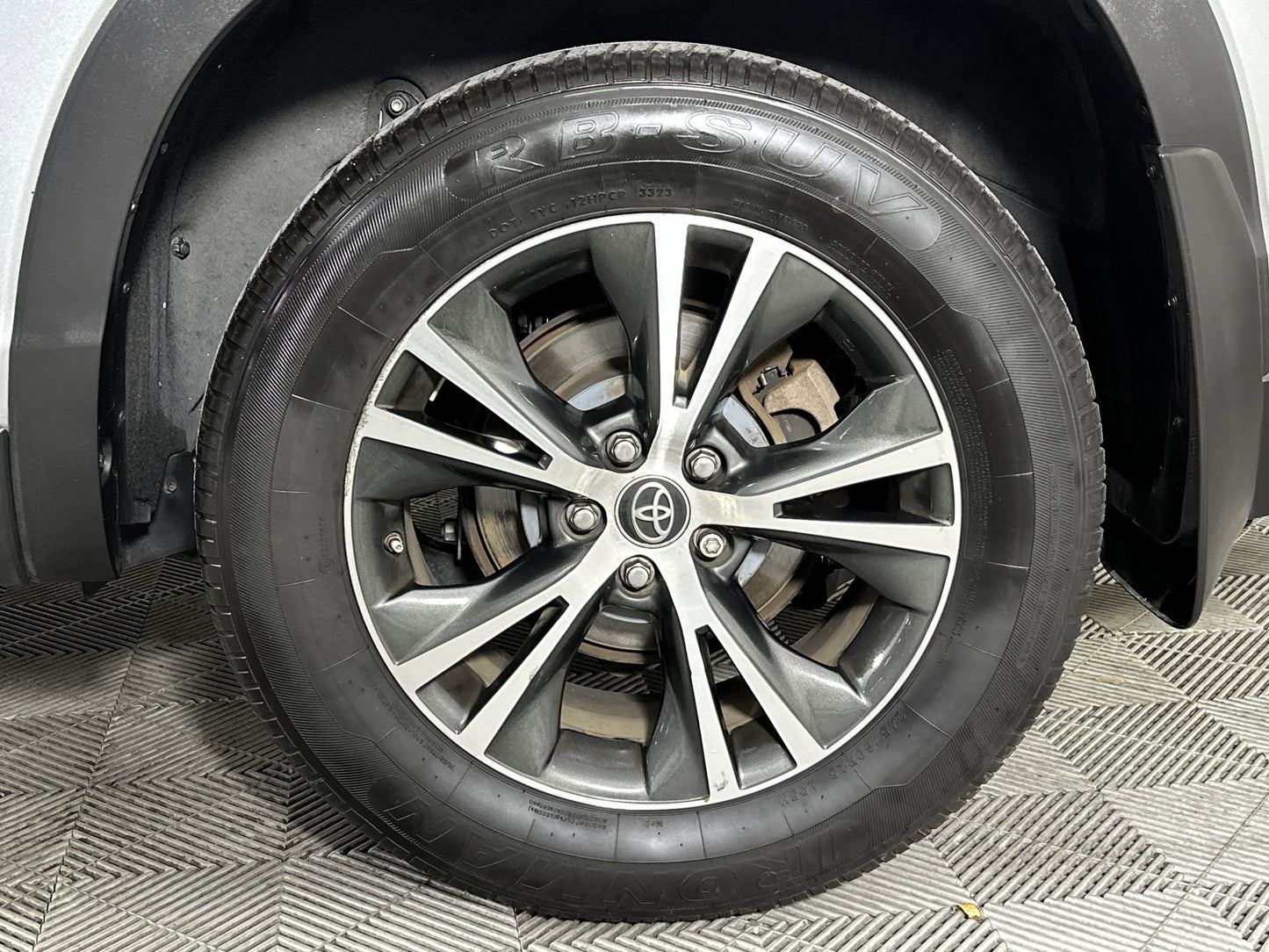 Used 2019 Toyota Highlander LE AWD SUV - Celestial Silver Metallic - 86,717 Miles