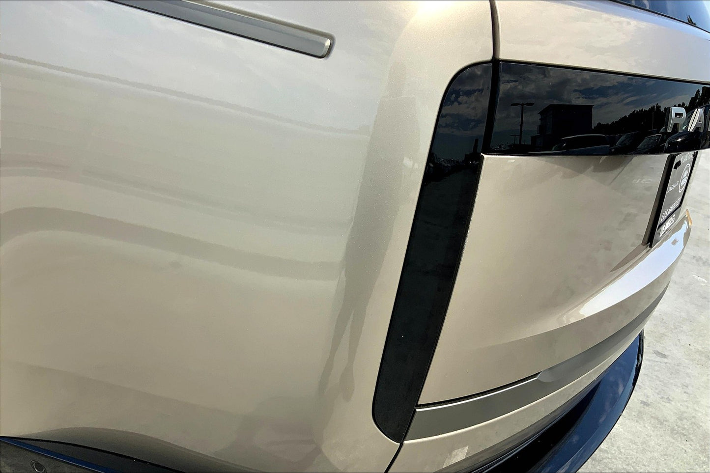 Certified Pre-Owned 2022 Range Rover SE AWD SUV - Gold - 18,001 Miles