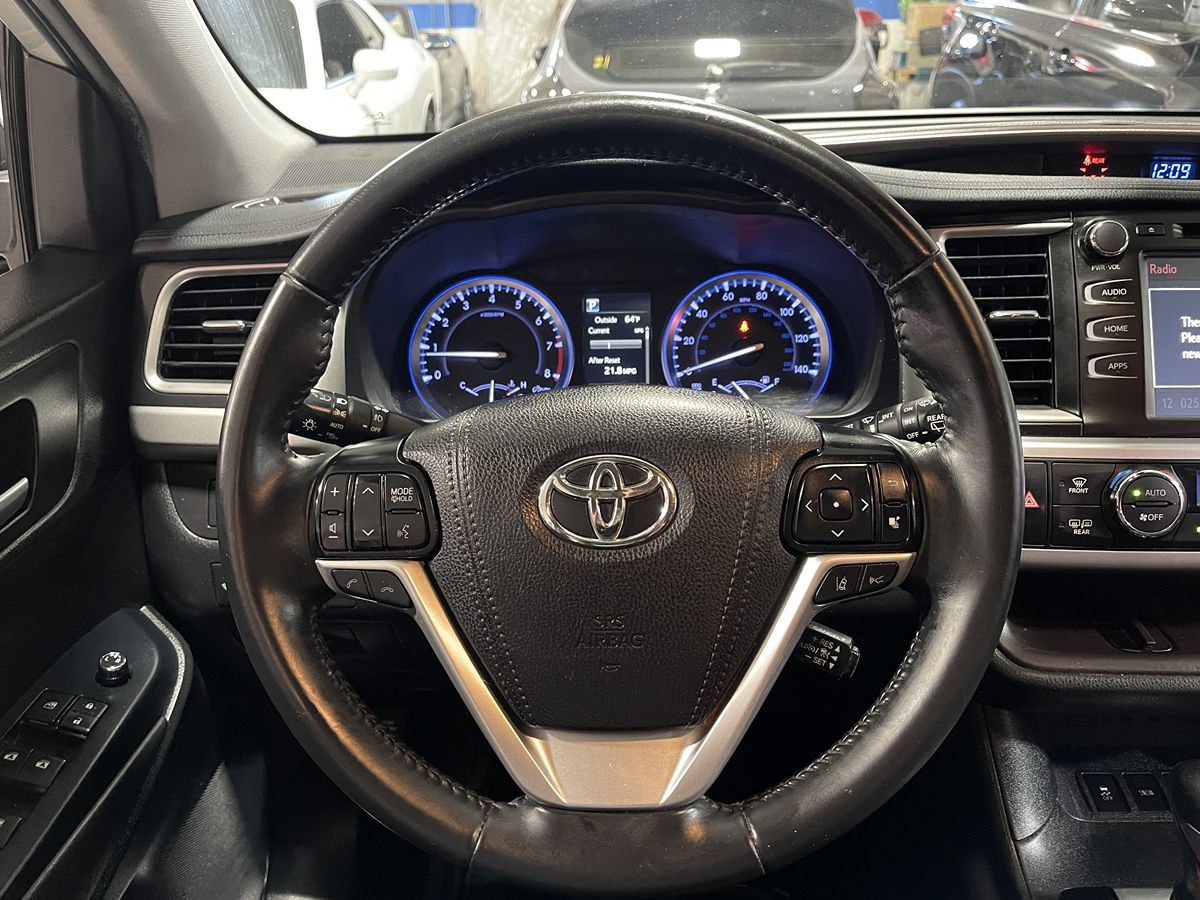 2019 Toyota Highlander XLE - V6 AWD - Celestial Silver Metallic - Multiple Service Records