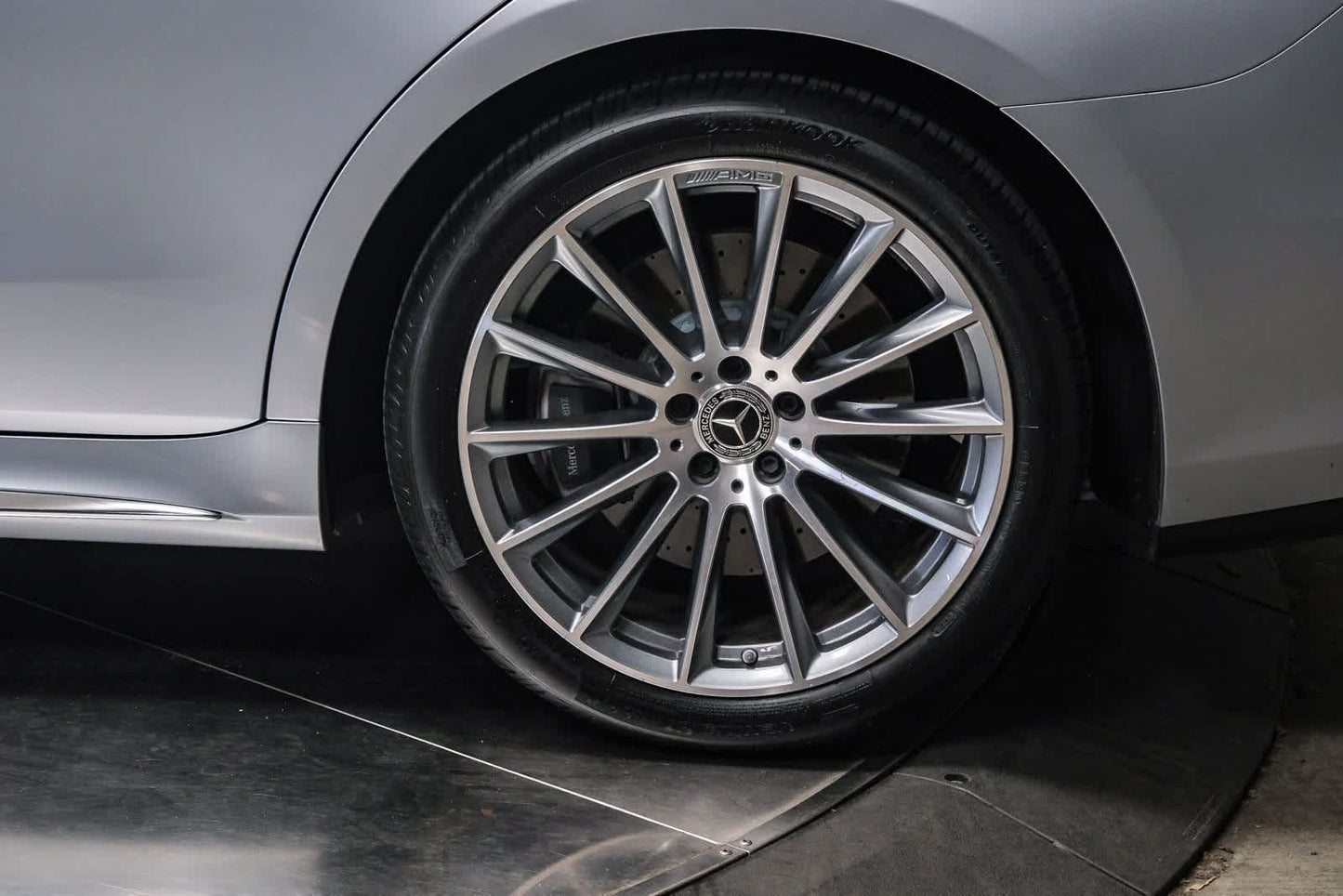 23,300 Miles - Certified Pre-Owned 2023 Mercedes-Benz S 580 Sedan AWD 4MATIC® - Cirrus Silver/Carmine Red