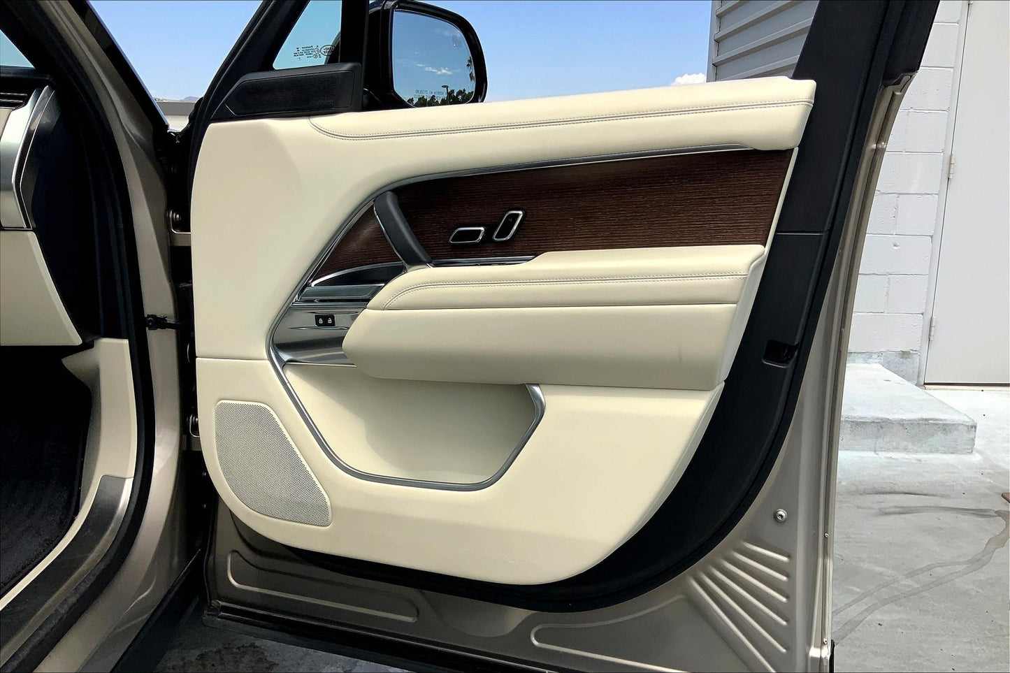 Certified Pre-Owned 2022 Range Rover SE AWD SUV - Gold - 18,001 Miles