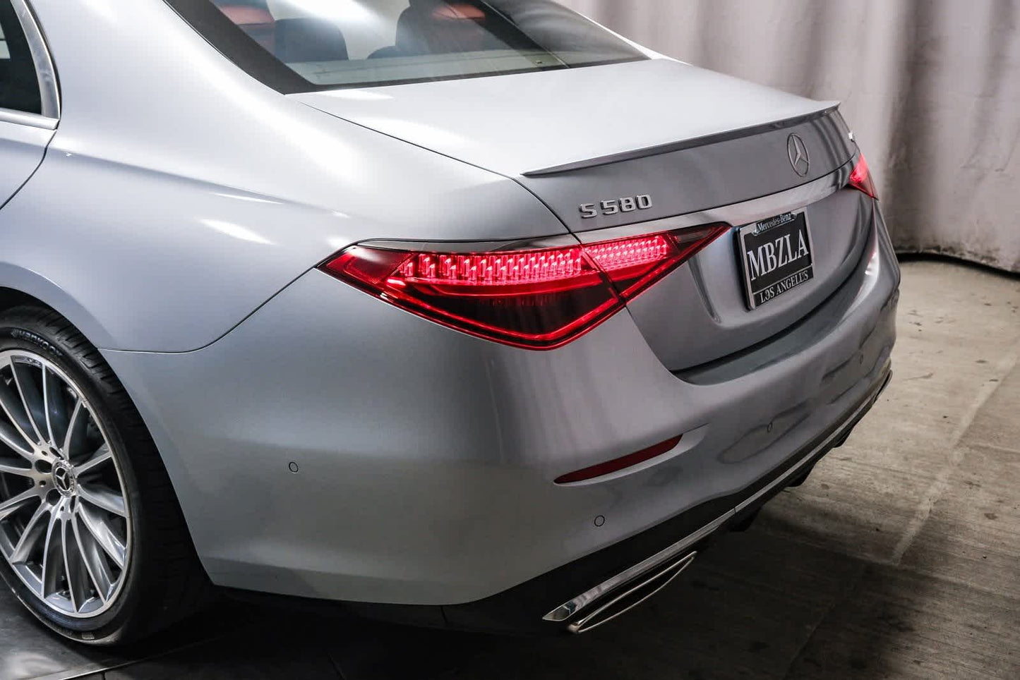 23,300 Miles - Certified Pre-Owned 2023 Mercedes-Benz S 580 Sedan AWD 4MATIC® - Cirrus Silver/Carmine Red