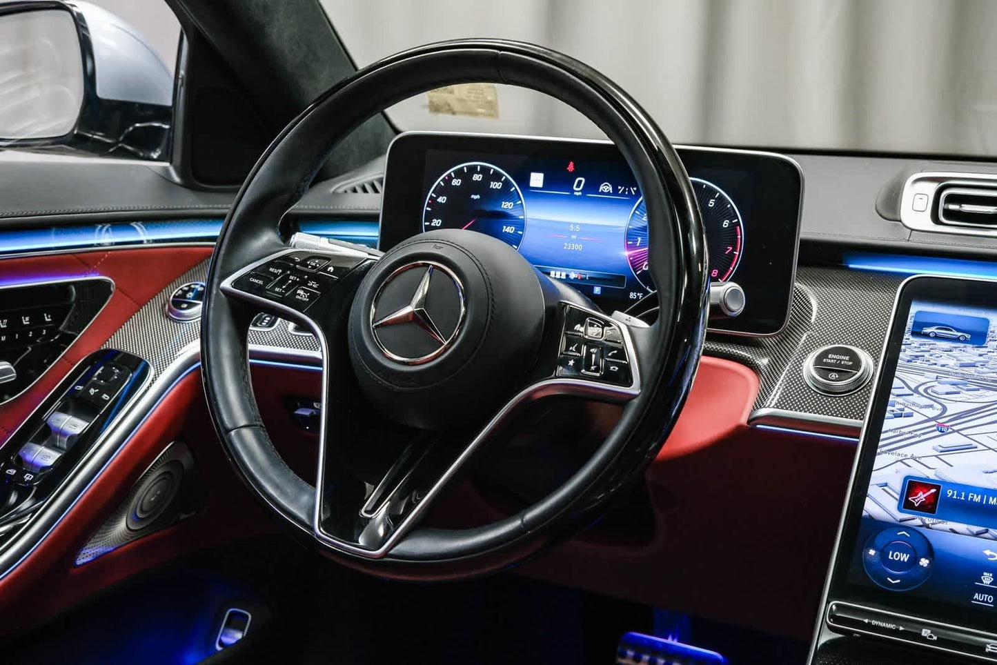 23,300 Miles - Certified Pre-Owned 2023 Mercedes-Benz S 580 Sedan AWD 4MATIC® - Cirrus Silver/Carmine Red