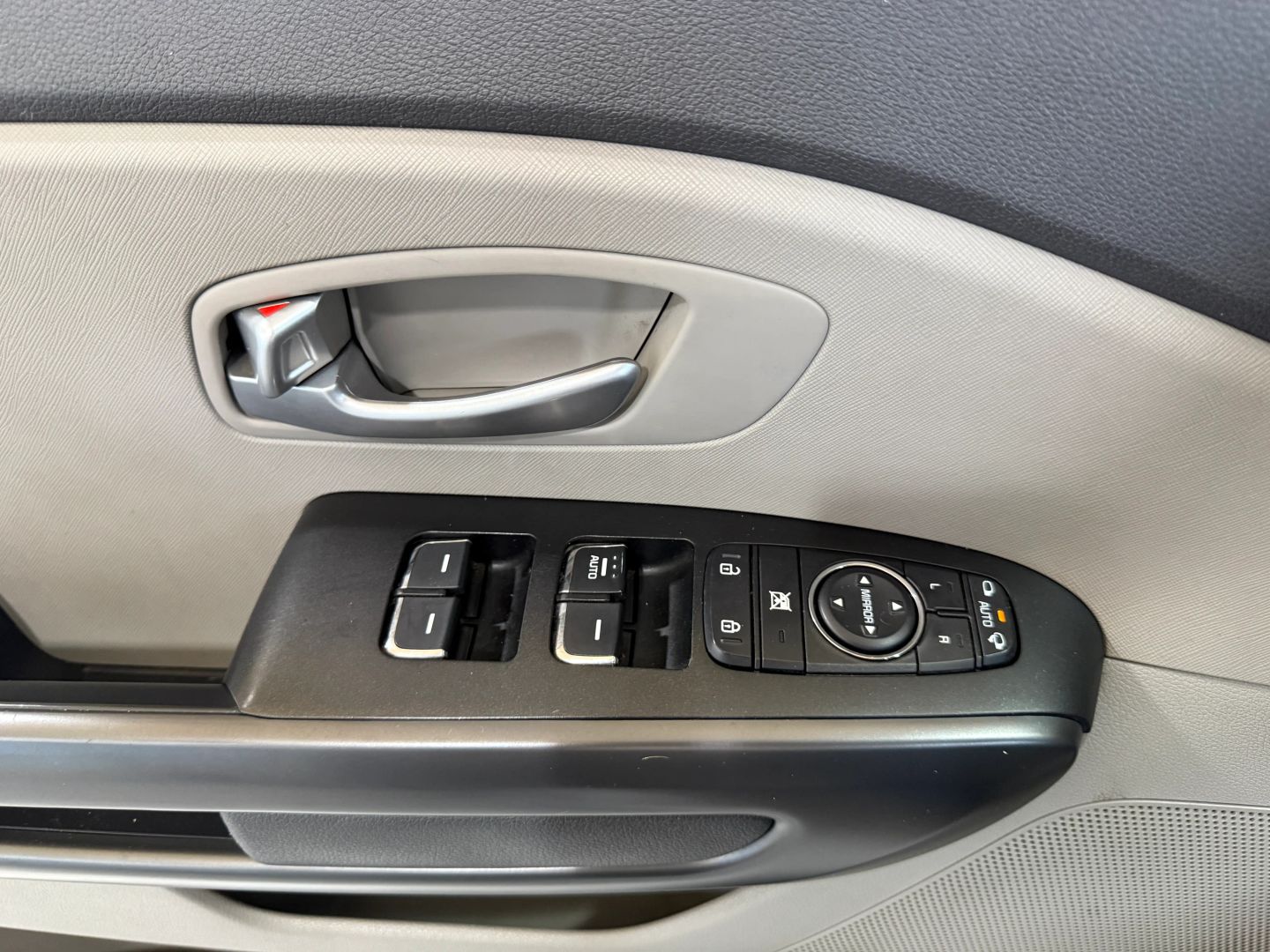 Used 2017 Kia Sedona LX Minivan - Silver - 93,234 Miles